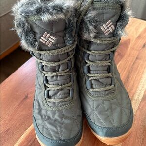 Columbia Boots | Women's Minx Shorty III Boot - Olive and Black | Size 6.5